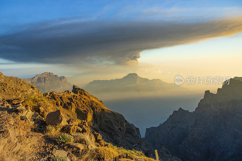 从拉帕尔马火山喷发，康伯雷Vieja喷气孔，从Roque de los Muchachos观看。喷发柱被驱逐(2021年10月15日)